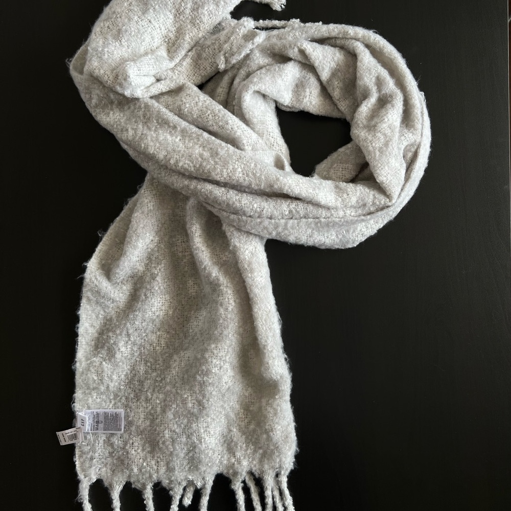 GAP scarf